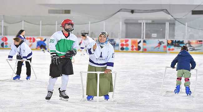 Olimpik Buz Sporları Salonu 'Anneler Günü' için kapılarını açtı 