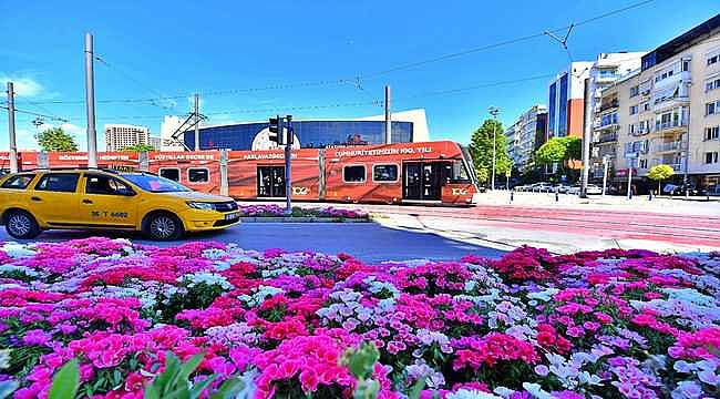 Yeşil ve Renkli İzmir: Cadde ve meydanlar rengarenk çiçeklerle süslendi