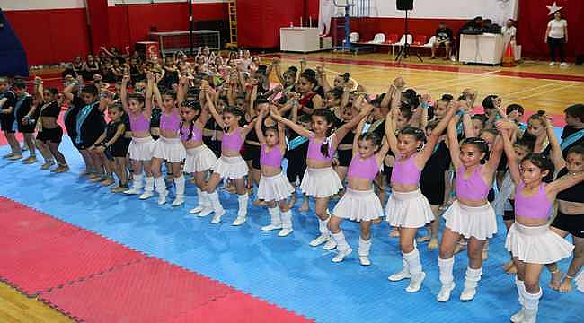 Bayraklı'da Geleceğin Sporcuları Yetişiyor: Jimnastik ve Bale Kursiyerlerinden Muhteşem Gösteri!