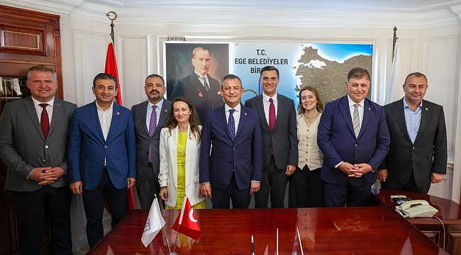 CHP Lideri Özel, Ege Belediyeler Birliği'ni Ziyaret Etti: Tugay ile Zeyrek'in sinerjisine güveniyorum
