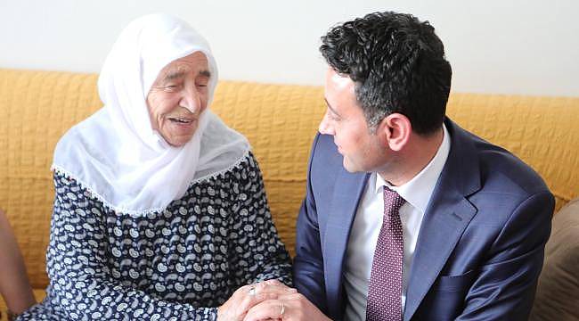 Mahire Teyze Unutulmadı: Başkan Önal 99 Yaşındaki CHP Üyesini Ziyaret Etti 