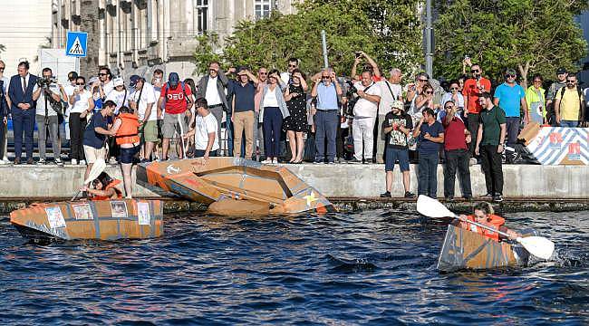 Kabotaj Bayramı'nda İzmir'de Renkli Görüntüler: Karton Tekneler Yarıştı 
