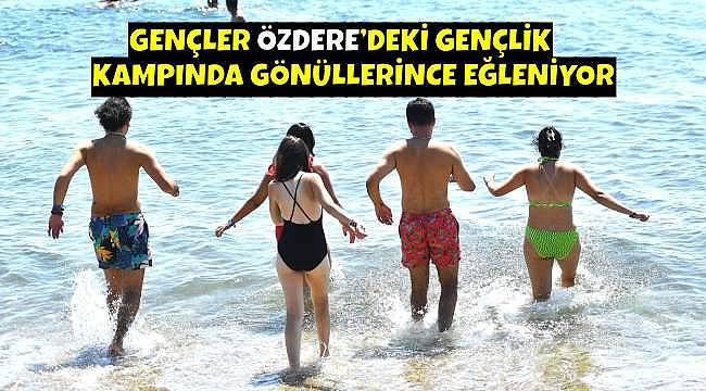 Gençler Özdere'de Tatilin Tadını Çıkarıyor: Ücretsiz Kamp ve Deniz Etkinlikleri