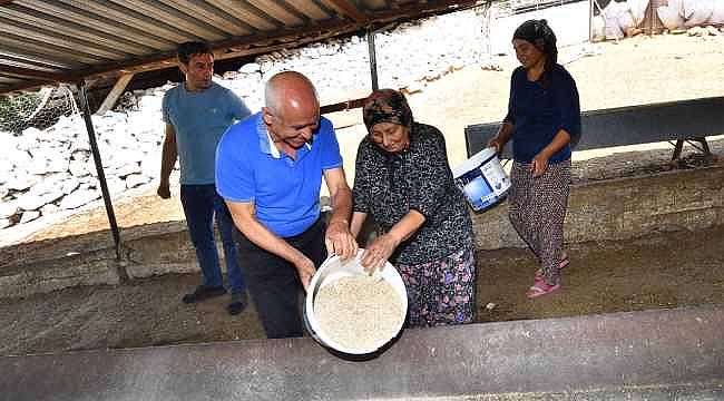 İzmir Büyükşehir Belediyesi, Yangından Zarar Gören Çiftçilere Destek Oluyor 