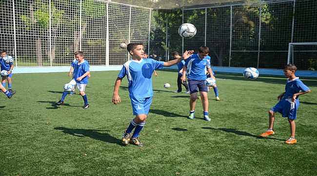 İzmir'de Yaz Spor Okulları Rekor Katılımla Devam Ediyor 