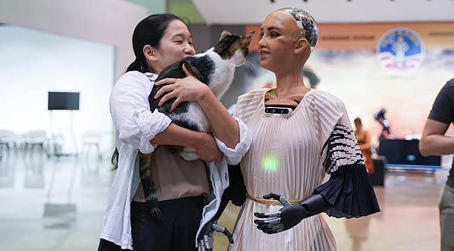 Robot Sophia, İnsansı Özellikleri ile 93. İzmir Enternasyonal Fuarı'nın Yıldızı Oldu