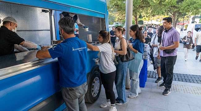 İzmir'de Üniversite Öğrencilerine Ücretsiz Sıcak Yemek Desteği - www.mahalligundem.com - Haber Portalı