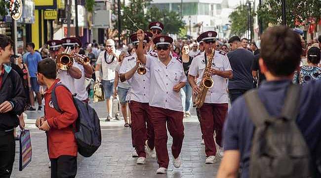 Karşıyaka Sokaklarında Müzik Rüzgarı: Belediye Bandosundan Mini Konserler