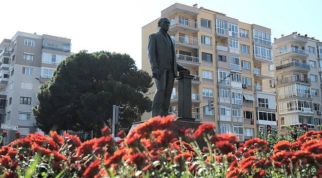 İzmir'de 10 Kasım'a Özel Hazırlık: Meydanlar Kasımpatılarla Süsleniyor