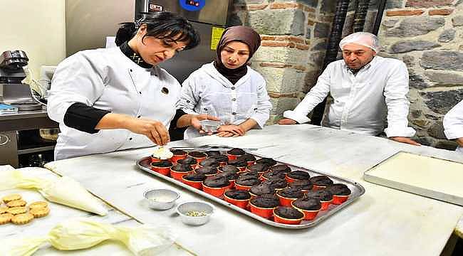 Meslek Fabrikası'nda Kursiyerlikten Eğitmenliğe Yükselen İzmirli Kadınların Başarı Hikayeleri 