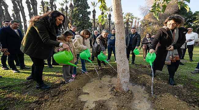 İzmir'in İncisi Kültürpark'a Yeni Yılın İlk Günü Ağaç Dikimi 