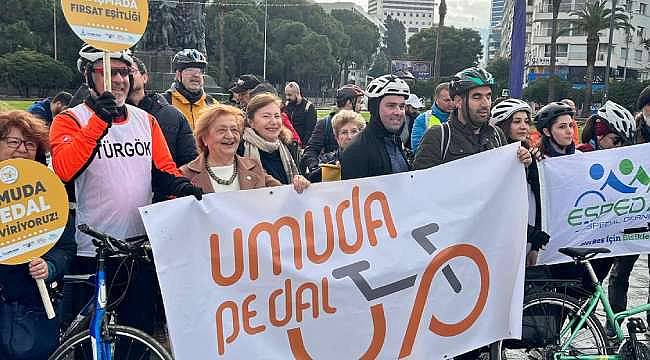 Pedallar daha fazla kabartmalı kitap için çevrildi