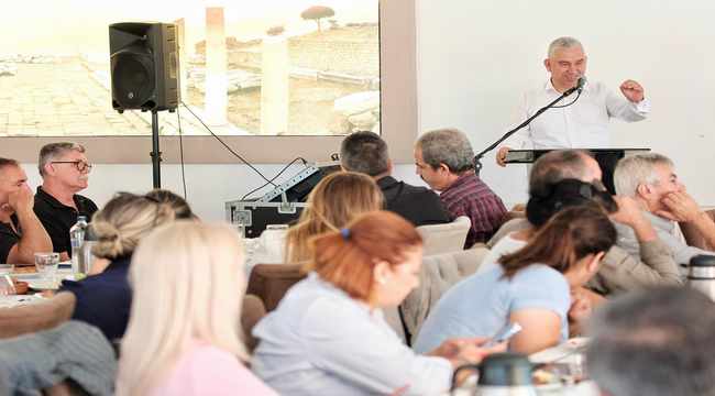 Bergama Belediye Başkanı Prof. Dr. Tanju Çelik, merkez mahalle muhtarlarıyla bir araya gelerek mali durumu açıkladı, muhtarların istek ve taleplerine de kalıcı çözümler bulunacağını ifade etti.